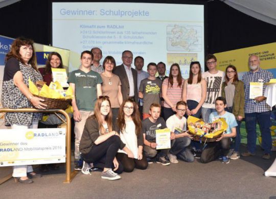 Auszeichnungsfeier am Mobilit&auml;tstag in Melk (Mai 2016) mit LR Stefan Pernkopf und VertreterInnen der Schulen: NMS Pulkau und NMS Harmannsdorf