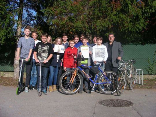 Gruppenfoto der Klasse 4a der NMS Pressbaum mit Scooter und Fahrr&auml;dern und Direktor
